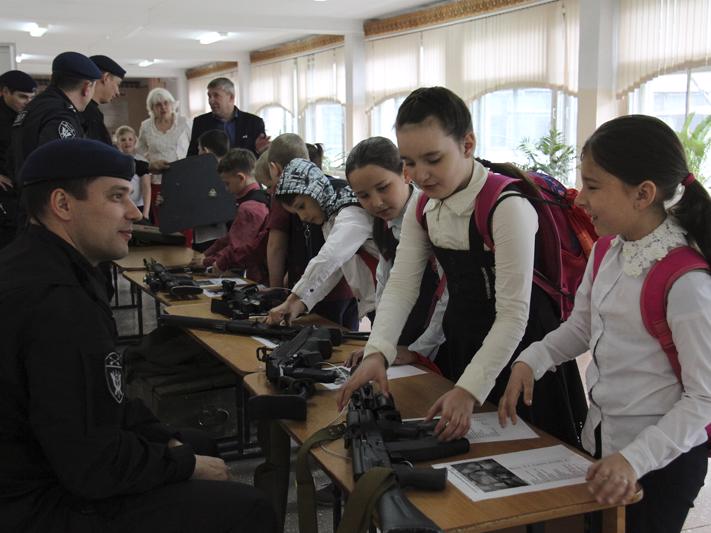 В Кемерове спецназ Росгвардии провел показательные выступления для кемеровских школьников