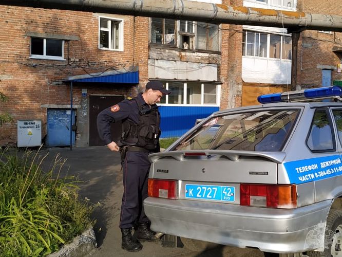 В Березовском бойцы Росгвардии задержали ревнивца, который ударил ножом своего оппонента