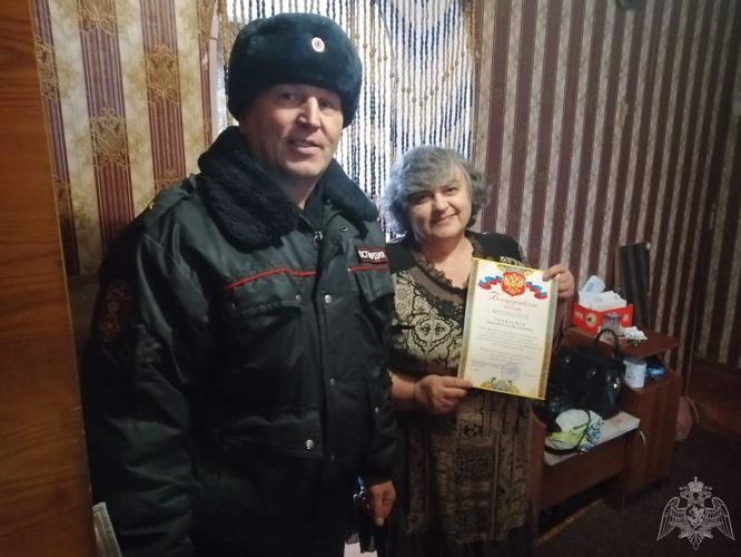 В Кузбассе офицеры Росгвардии поздравили мам бойцов 