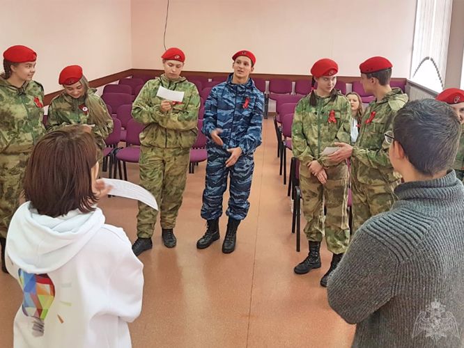 Кемеровские юнгвардейцы поучаствовали в познавательном квесте, посвященном Всемирному дню борьбы со СПИДом 	