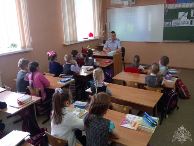 В Тяжине росгвардейцы провели для школьников урок безопасности