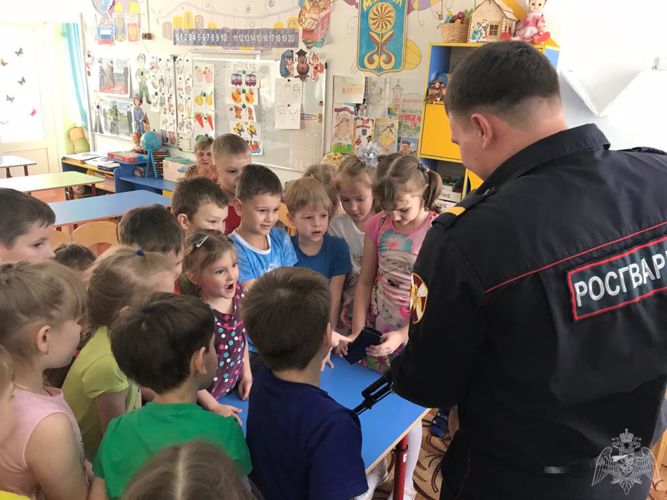 В Мариинске бойцы Росгвардии провели урок безопасности для воспитанников детского сада