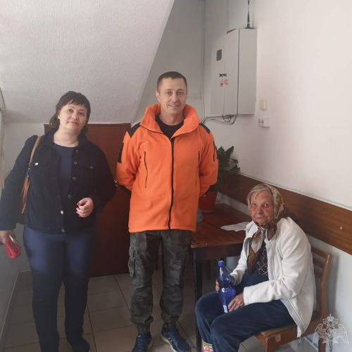 При содействии росгвардейца найдена пожилая жительница кемеровской области, заблудившаяся в лесу