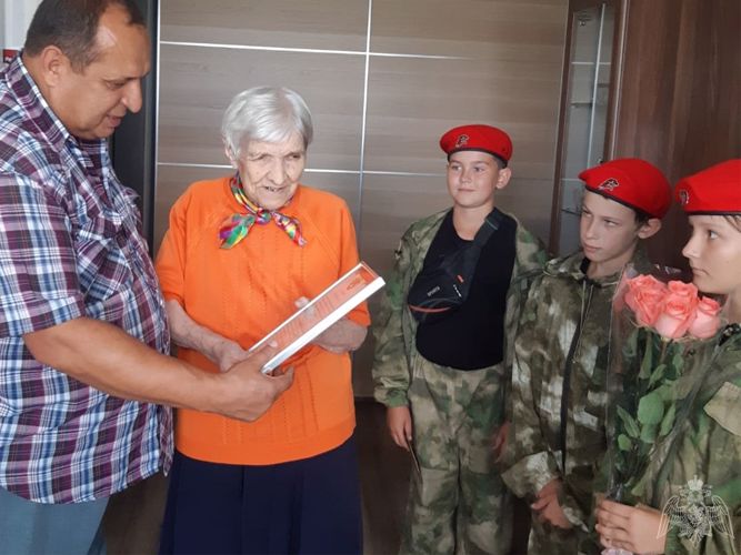 В Кемерове представители Росгвардии поздравили ветерана ВОВ с 95-летием
