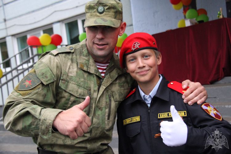 В Кемерове росгвардейцы поздравили школьников с Днем знаний
