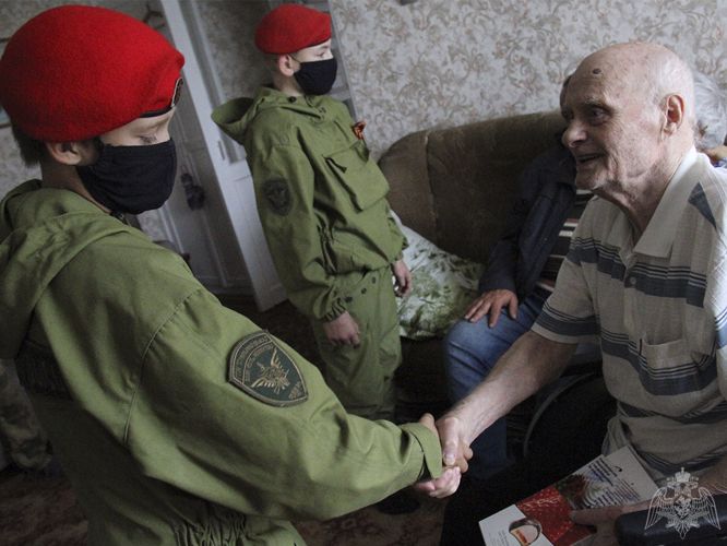 В Кузбассе представители Росгвардии поздравили ветеранов войск правопорядка с Днем пожилого человека  