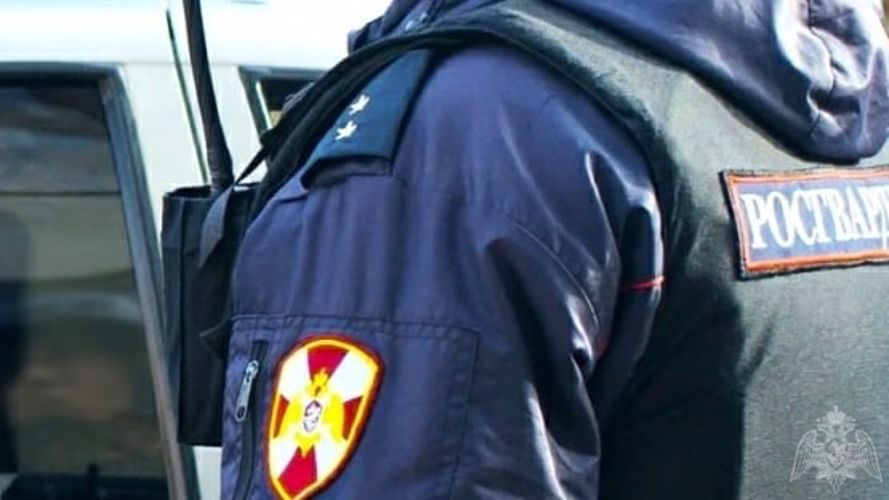 В Новокузнецке росгвардейцы задержали злоумышленника, который пытался проникнуть в квартиру к горожанке