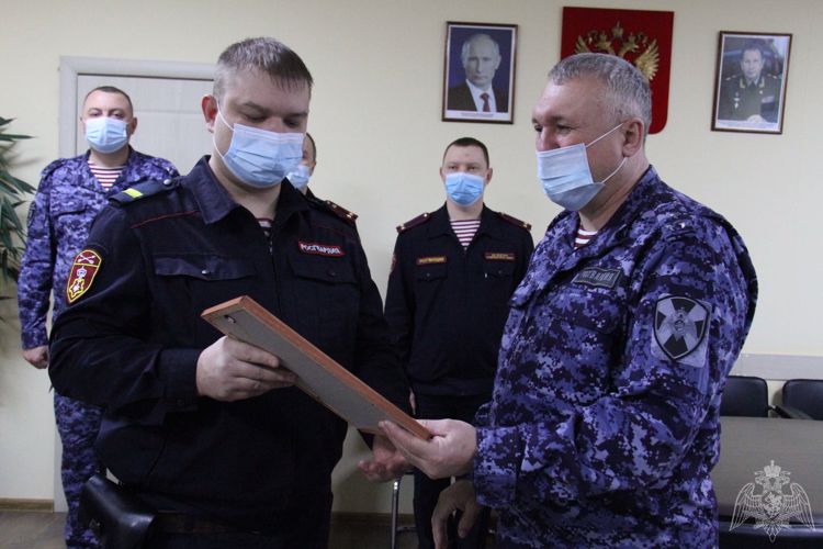 В Кузбассе наградили росгвардейцев, спасших семью во время пожара 