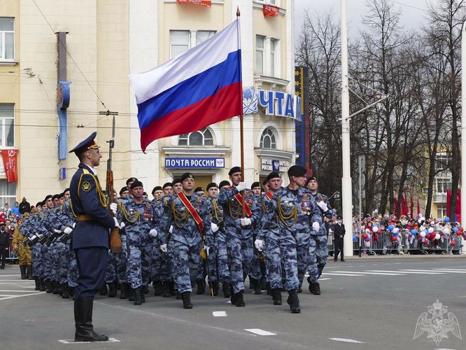 В Кузбассе росгвардейцы прошли торжественным маршем в честь 76-летия Победы