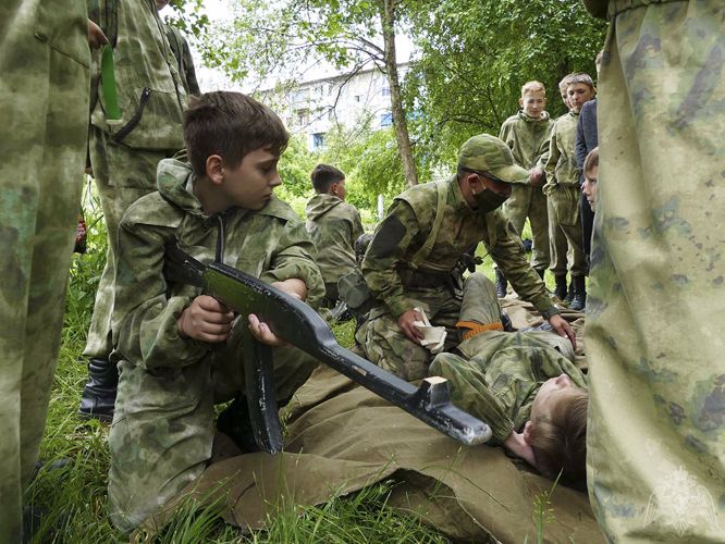 Кузбасские росгвардейцы преподают школьникам тактическую медицину