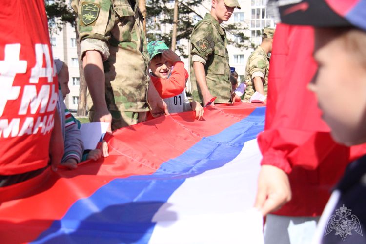 В Кемерове росгвардейцы провели флешмоб ко Дню Государственного флага России