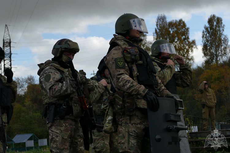 Кемеровских ОМОН завершил полевой выход антитеррористическими учениями (ВИДЕО)