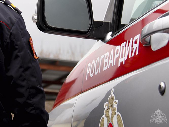 Росгвардейцы защитили хозяина частного дома от неадекватного гостя