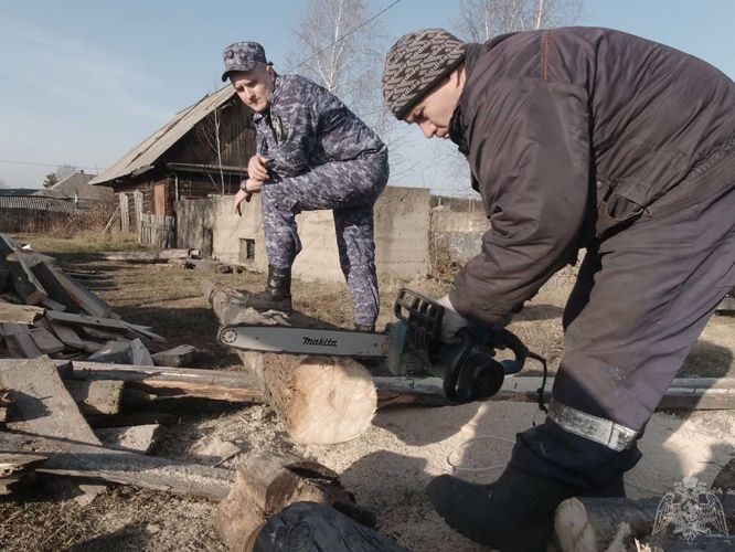 В Кузбассе росгвардейцы оказали адресную помощь пенсионерке-горняку