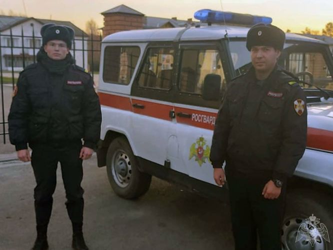 Юргинские росгвардейцы пришли на помощь водителю загоревшегося авто (ВИДЕО)