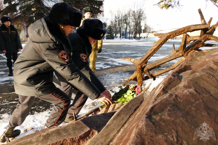 В Кемерове росгвардейцы со школьниками вспомнили жертв фашизма 