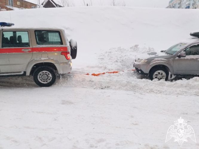 Росгвардейцы оказали помощь нескольким водителям, оказавшимся в снежном плену (ВИДЕО)