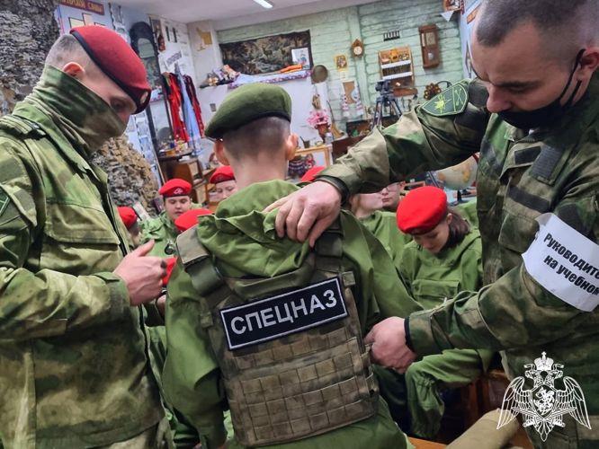 Саперы Росгвардии побывали в гостях у школьников 