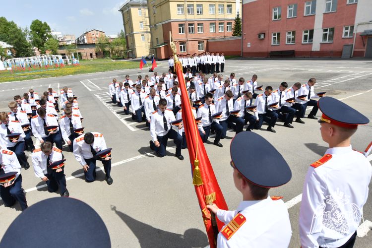 Руководство Росгвардии по Кузбассу поздравило кемеровских кадетов с окончанием учебного периода (ФОТО)