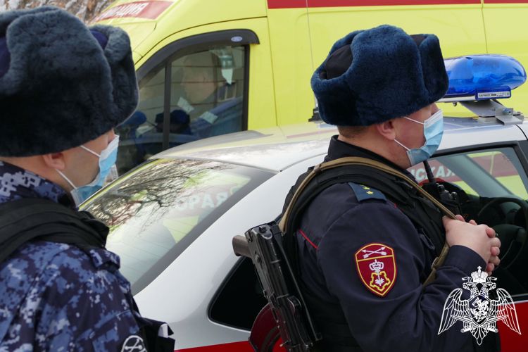 Росгвардейцы защитили работников скорой медицинской помощи от неадекватного сожителя пациентки