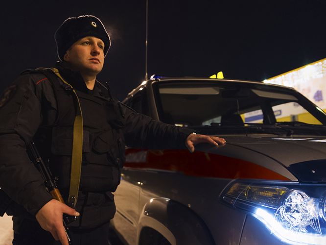 Росгвардейцы задержали москвича, который разбил дверь кемеровской гостиницы (ФОТО)