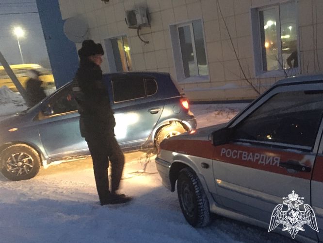 Росгвардейцы помогли автомобилисту выбраться из снежного плена в Кузбассе 