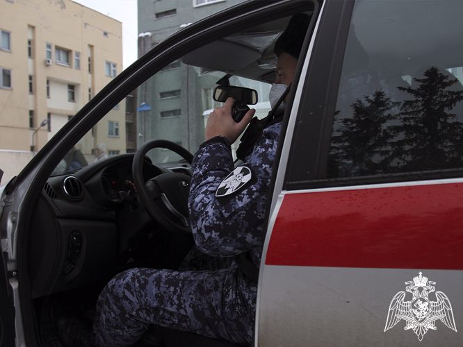 Росгвардейцы задержали предполагаемого виновника, устроившего поножовщину в подъезде