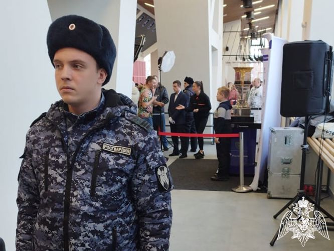 Росгвардейцы обеспечивают безопасность матча-открытия на реконструированной хоккейной арене в Кузбассе