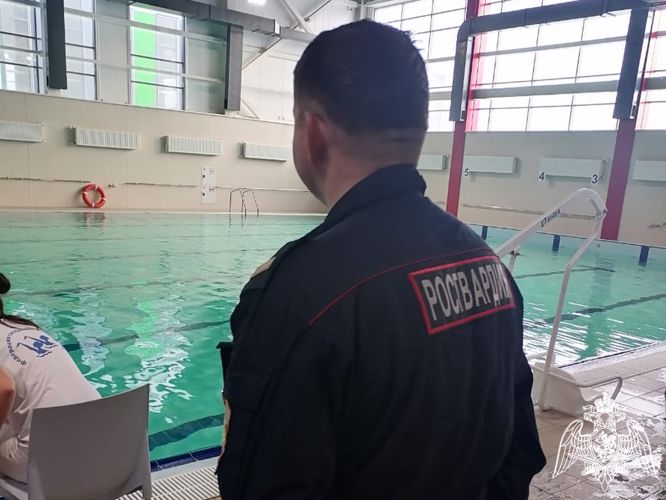 Росгвардейцы обеспечивают безопасность участников окружных соревнований по синхронному плаванию