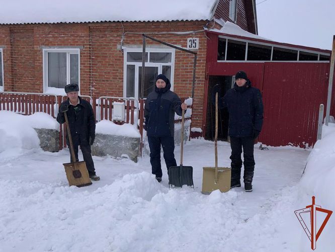 Росгвардейцы помогли пожилому жителю Кузбасса справиться с последствиями обильного снегопада (ВИДЕО)
