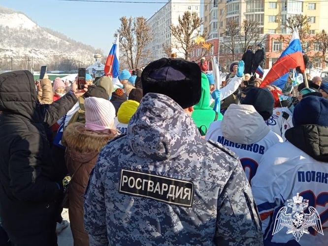 Росгвардейцы обеспечили безопасность эстафеты огня в Кузбассе