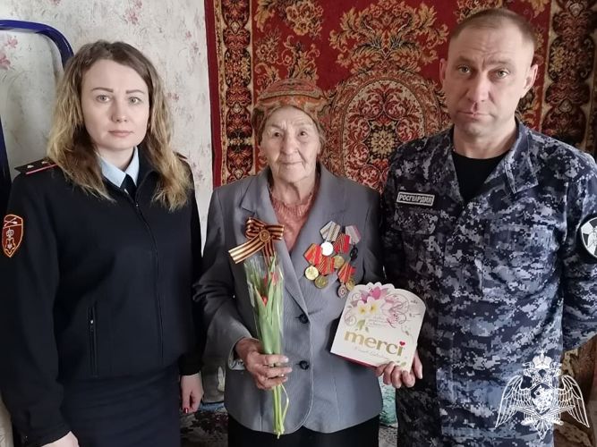 Росгвардейцы поздравили ветерана Великой Отечественной войны с Международным женским днем 