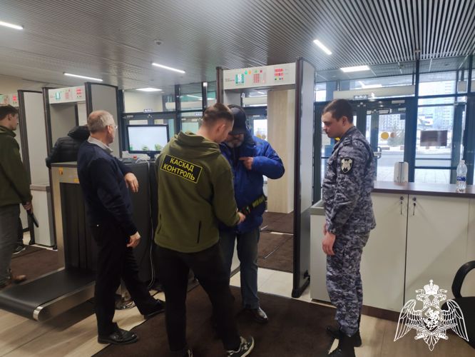 Росгвардейцы обеспечили безопасность выставочного хоккейного матча в Кузбассе