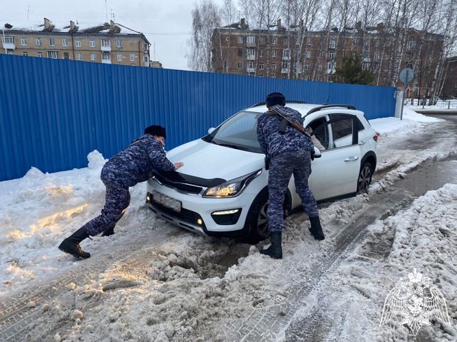 Росгвардейцы помогли горожанке в трудной дорожной ситуации