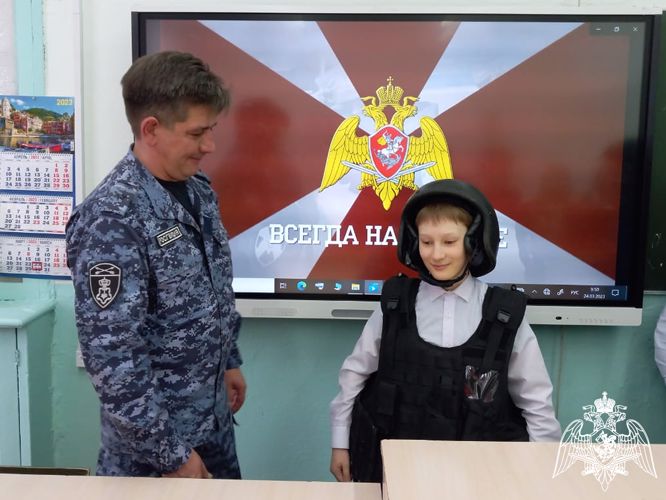 Росгвардейцы рассказывают школьникам о своей работе 