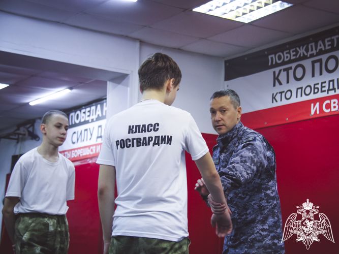 В Кузбассе росгвардейцы со школьниками провели совместную тренировку в память о погибшем омоновце (ФОТО)