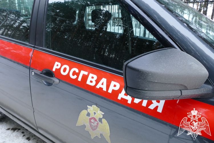 Росгвардейцы задержали иностранца, пытавшегося похитить товар из кемеровской торговой точки (ВИДЕО)
