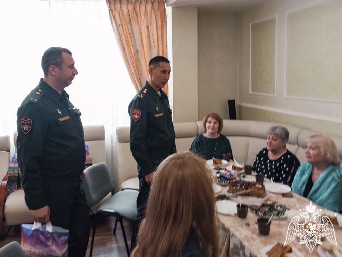 Кузбасские росгвардейцы поздравили с Международным женским днём вдов и матерей погибших сослуживцев
