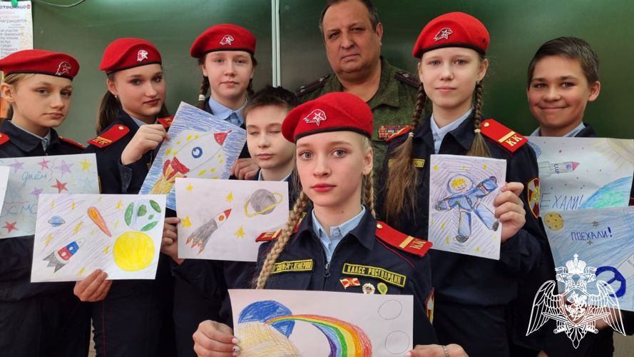 Ветераны войск правопорядка встретились с кемеровскими юнгвардейцами в честь Дня космонавтики 