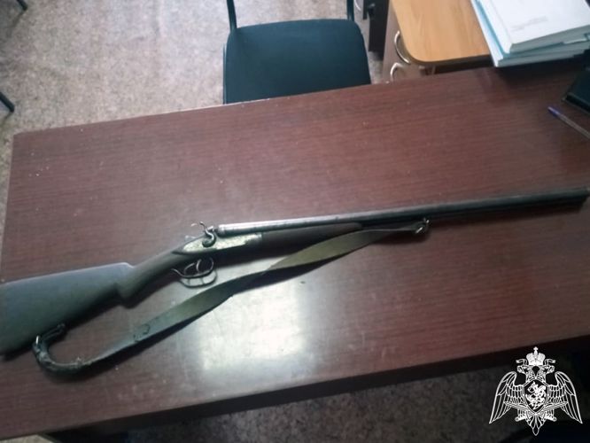 Сельчанка из Кузбасса выдала росгвардейцам найденное у отца незарегистрированное оружие (ВИДЕО)