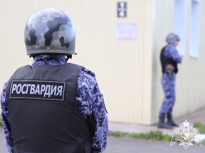 Росгвардейцы защитили горожанок от агрессивного мужчины с кухонным топориком