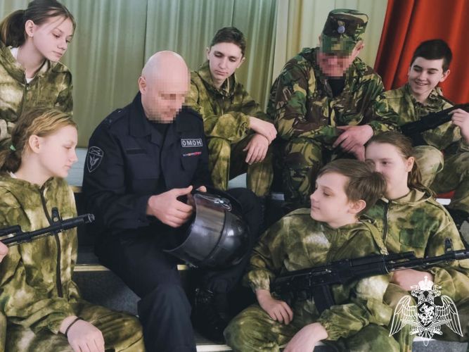 Спецназ Росгвардии рассказал юнгвардейцам о служебных буднях ОМОН