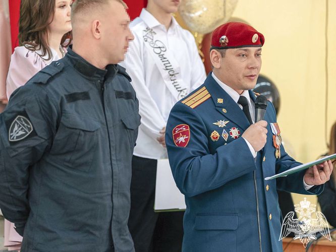 Представители войск правопорядка поздравили с окончанием школы выпускников класса Росгвардии (ВИДЕО)