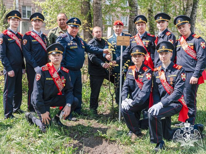 Представители войск правопорядка поздравили с окончанием школы выпускников класса Росгвардии (ВИДЕО)