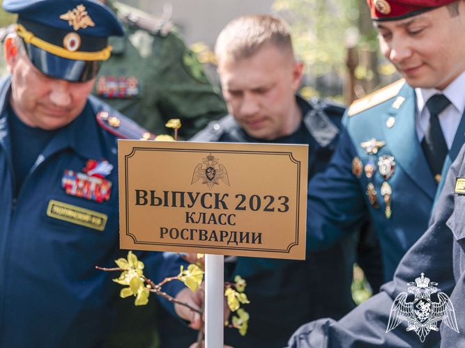 Представители войск правопорядка поздравили с окончанием школы выпускников класса Росгвардии (ВИДЕО)