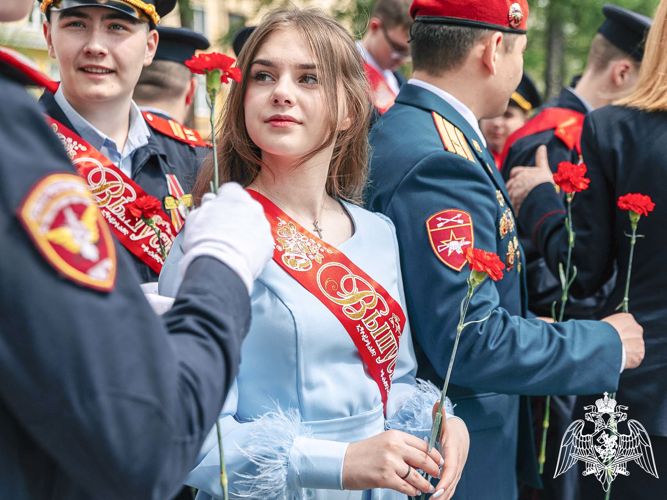 Представители войск правопорядка поздравили с окончанием школы выпускников класса Росгвардии (ВИДЕО)