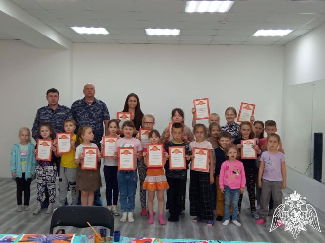 Кузбасские росгвардейцы поблагодарили юных художников за поддержку участников СВО