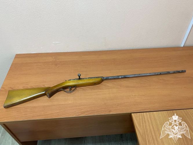 В Кузбассе пенсионер выдал инспекторам Росгвардии найденное рядом с городским кладбищем ружье (ВИДЕО)