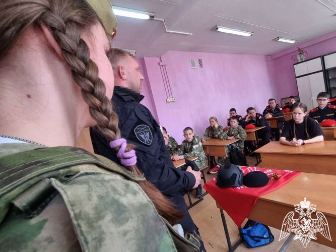 Представители Росгвардии провели для кемеровских школьников урок мужества