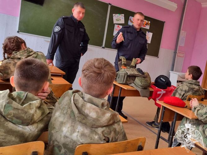 Представители Росгвардии провели для кемеровских школьников урок мужества